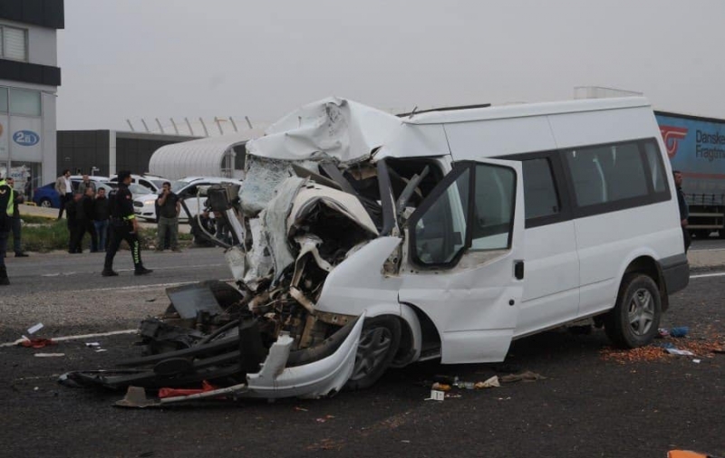 3 aracın karıştığı zincirleme trafik kazasında 8 kişi yaralandı