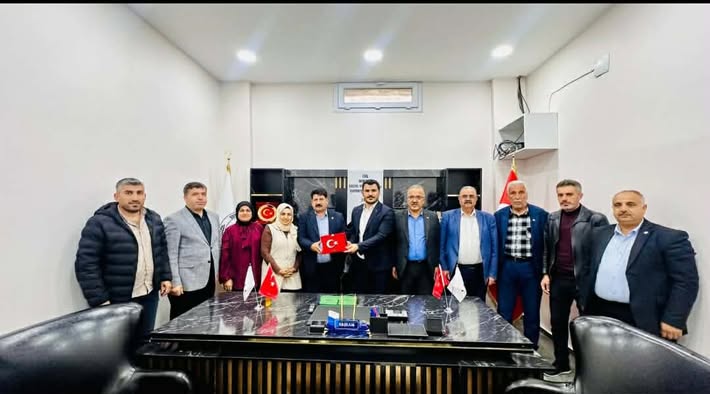 AK Parti Heyetinden idil Omerka-Der Başkanı Denli’ye Hayırlı Olsun Ziyareti