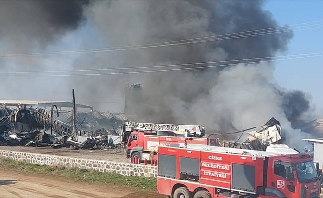 Cizre'de fabrikada çıkan yangın idil Ve Cizre itfaiye ekiplerince söndürüldü. 