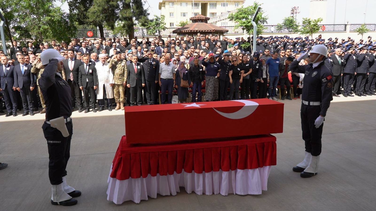 Cizre'de Şehit Olan Trafik Polisi Zeki Bacak'ın Cenazesi Uşak'a Uğurlandı
