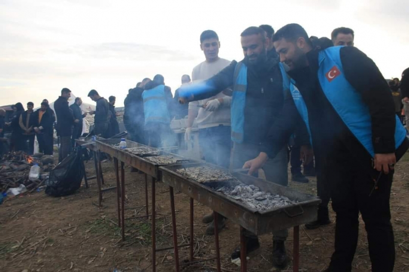 Doğa tutkunları idil Cehennem Deresi’nde kamp kurup hamsi pişirdi
