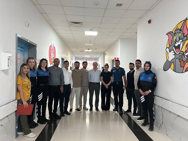 Emniyet Müdürü Özkan Erdoğan idil Devlet Hastanesinde tedavi gören çocukları ziyaret etti.