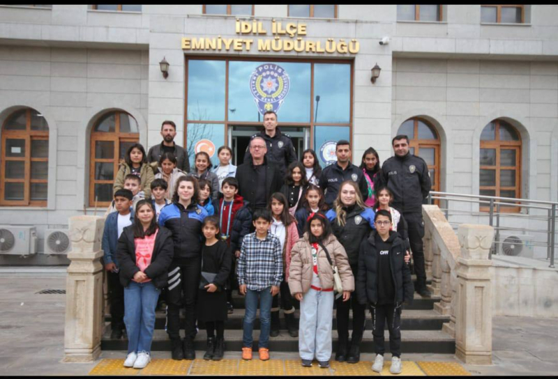 İdil Emniyet Müdürlüğü geleceğimizin mirasçısı çocuklarımıza sahip çıkıyor.