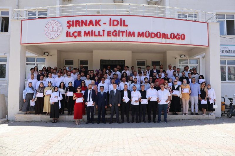 İdil Kaymakamı Anıl Adıgüzel'den Öğretmenlere Başarı Belgesi