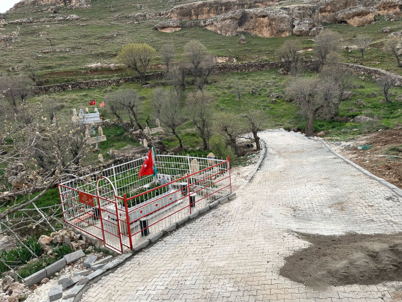İdil Kaymakamı Anıl Adıgüzel'in Talimatıyla Şehit Mehmet Sait Barışın Mezarlık Yolu Yapıldı. 