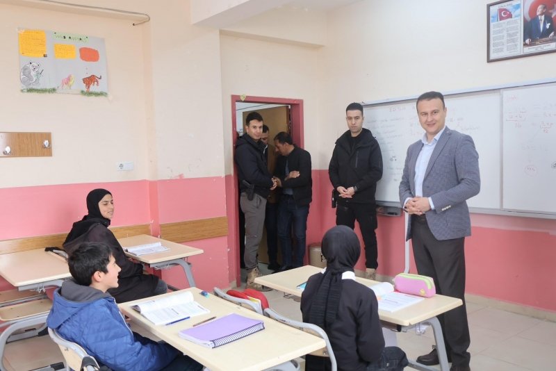 İdil Kaymakamı Anıl Adıgüzel'den Köy Okuluna Ziyaret 