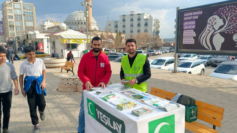İdil Yeşilay Temsilciliğinden ilk faaliyet olarak Kızılay İdil Şubesinin destekleriyle çarşı merkezinde stand açarak tanıtım yaptı.