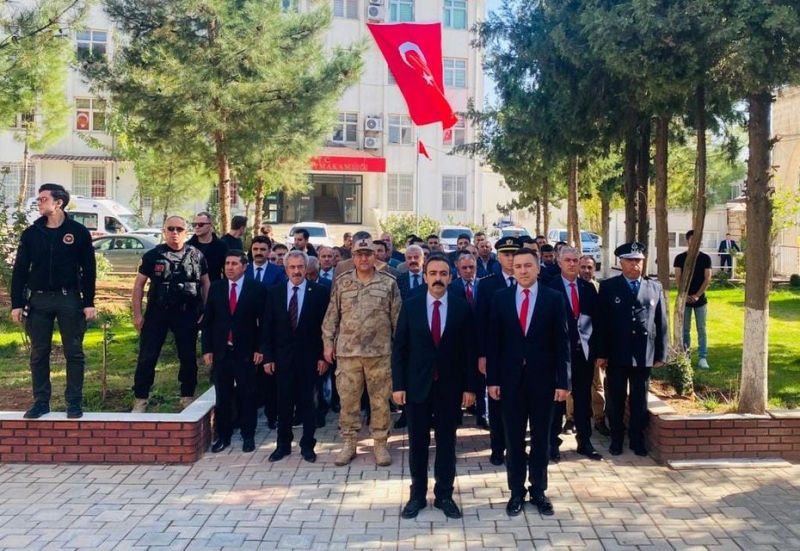 İdil’de 29 Ekim Cumhuriyet Bayramı nedeniyle Atatürk Anıtı’na çelenk bırakıldı