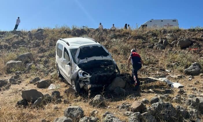 İdil’de araç şarampole devrildi: 1 ağır 5 yaralı