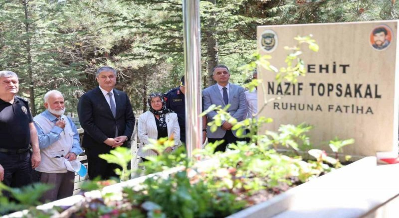İdil'de Şehit olan polis memuru Nazif Topsakal kabri başında dualarla anıldı.