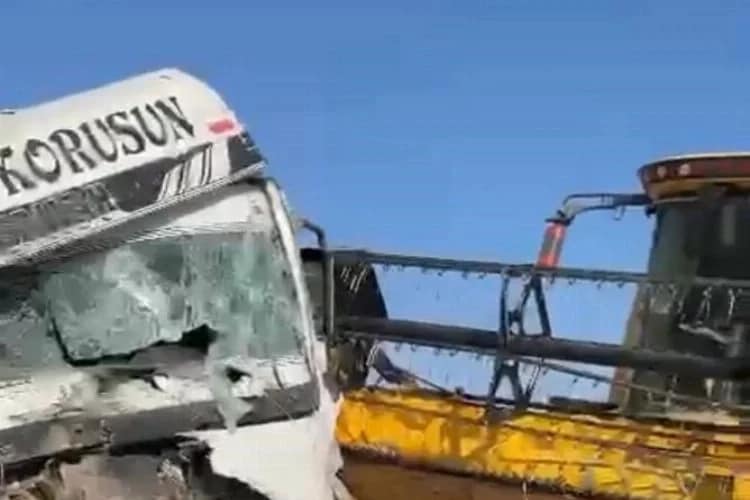 İdil'de tırla biçerdöver çarpıştı: 1 ağır yaralı