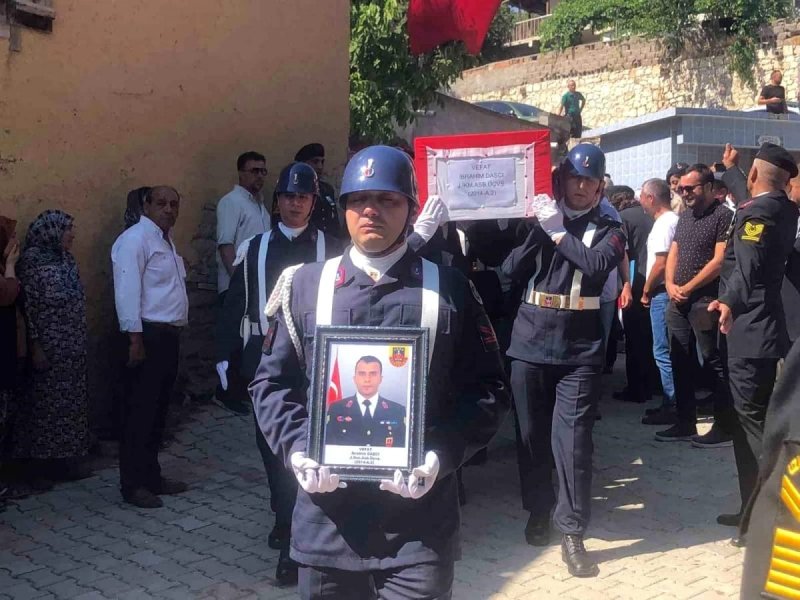 Isparta'dan idile gelirken kaza geçiren Jandarma Astsubay Başçavuş son yolculuğuna uğurlandı