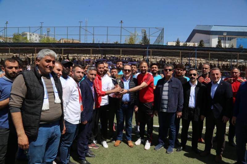  Şırnak 1.Amatör Liginde Başarı Gösteren Öz İdil Spor Kupasını Aldı. 