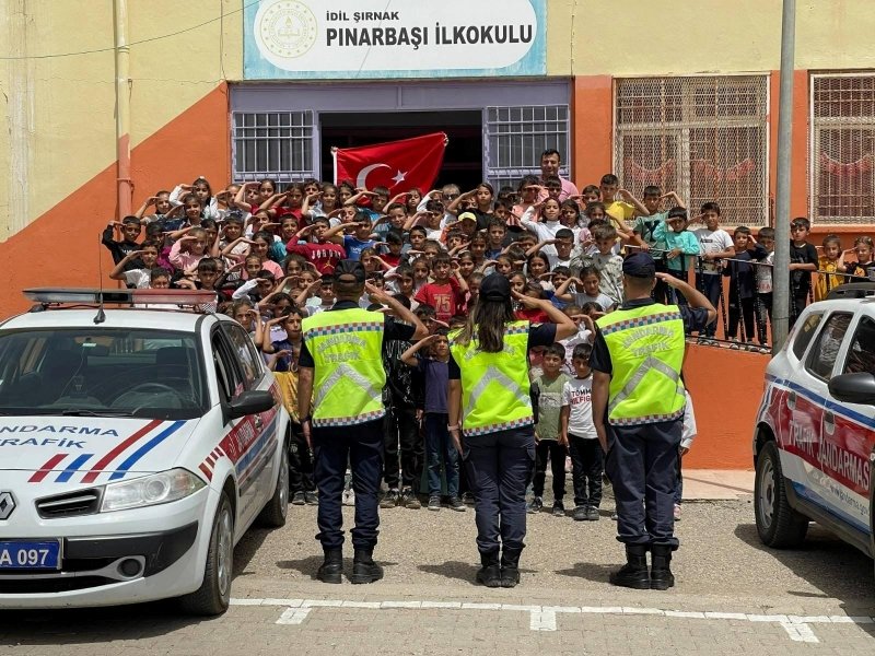 Şırnak İl Jandarma Komutanlığı’ndan Farkındalık! İdil Öğrencilerine Trafik Eğitimi