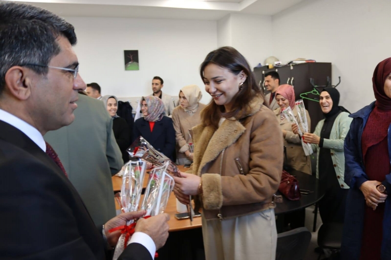Şırnak Valisi Birol Ekici İlçemizdeki Tüm Öğretmenlerimize Çiçek Gönderildi