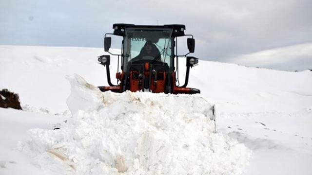 Şırnak'ın Beytüşşebap ilçesinde kar kalınlığı 2 metreyi aştı.