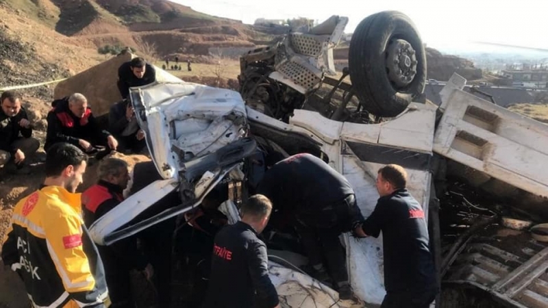 Şırnak’ta tır şarampole yuvarlandı