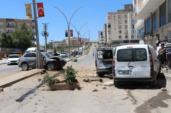 Cizre’de Zincirleme Kaza: 2’si Kadın 4 Yaralı