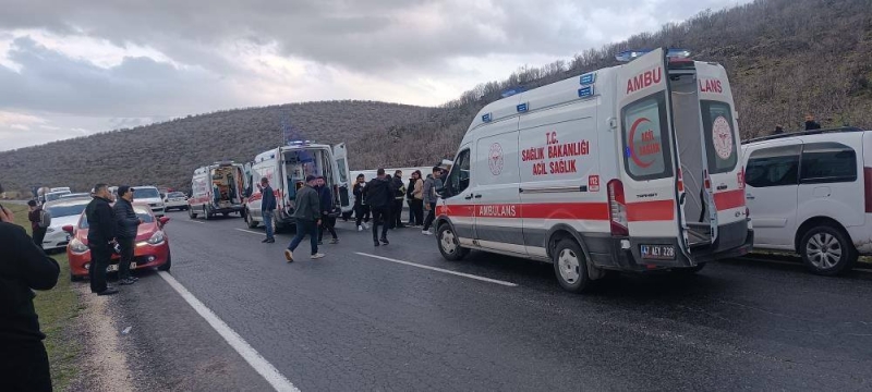 İdil-Midyat yolunda yolcu otobüsü devrildi: 24 kişi yaralandı