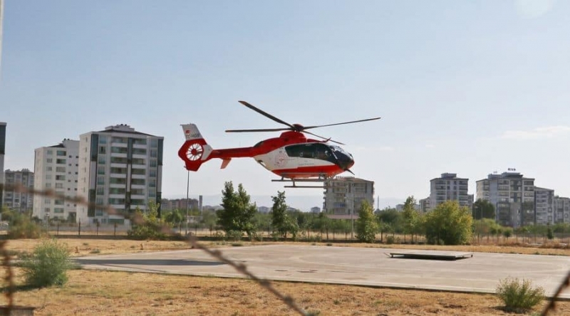 İdil’de çay dökülen çocuk ambulans helikopterle tedaviye götürüldü