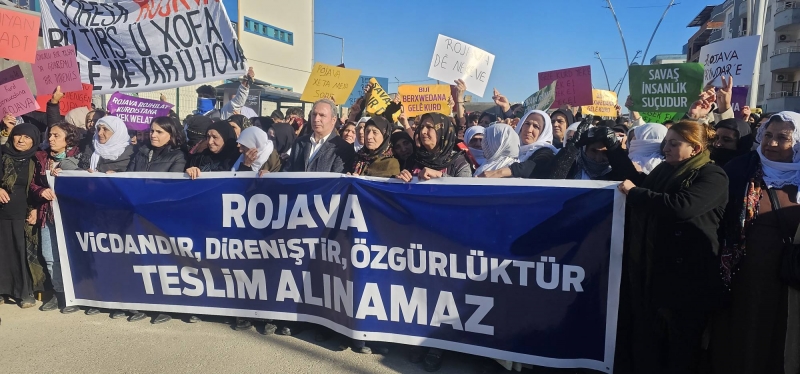 İdil’de Rojava’da yaşanan gelişmelere dikkat çekmek amacıyla yürüyüş düzenlendi.
