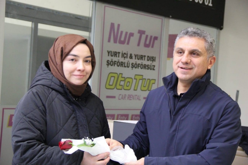 Şırnak'a yeni atanan öğretmenler il Milli Eğitim Müdürü İdris Nas Tarafından Çiçeklerle karşılandı