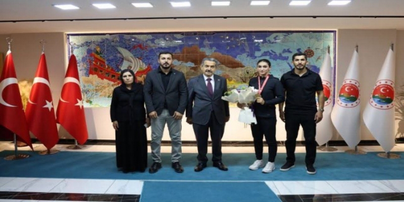 Türkiye şampiyonu Şırnaklı boksör Pınar Benek, Vali Ekici’yi ziyaret etti.
