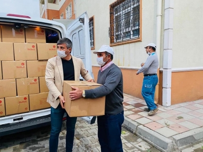 Abdurrahim Karatay depremzedeler için hazırladığı kolileri teslim etti