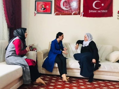 Ak Parti Şırnak İl Kadın Kolları Teşkilatı Ramazan ayında ev ziyaretleri yaparak kadınlar ile bir araya geliyor.