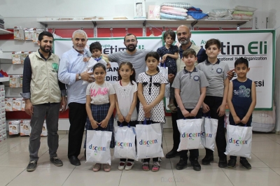 Avrupa Yetim Eli'nden giyim ve gıda yardımı