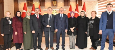 Beyazay Derneği, Vali Deniz’i ziyaret etti