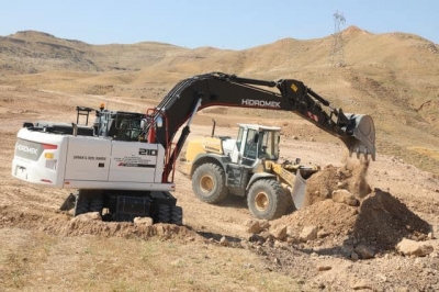 Cizre belediyesince ilçede yol düzenleme çalışmaları devam ediyor