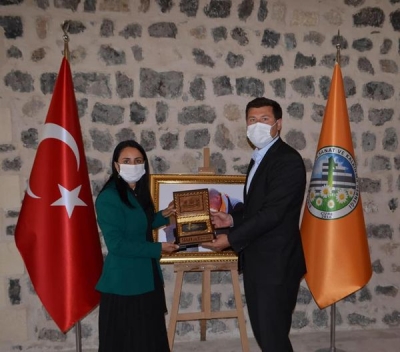 Cizre Milli Eğitim Müdürü Şahan ike Hatice Atan'a Plaket takdim etti 
