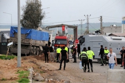  Cizre’de tırın polis uygulama noktasındaki zırhlı kulübeye çarpması sonucu sürücü ve bir polis memuru yaralandı.