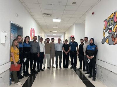 Emniyet Müdürü Özkan Erdoğan idil Devlet Hastanesinde tedavi gören çocukları ziyaret etti.