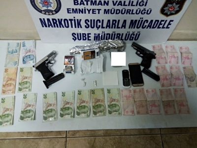 Eroin ve silah ele geçirildi