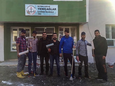 Futbolcular köy okulunu boyadı
