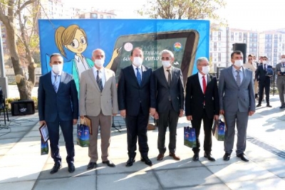 Hizmet Şeref Belgesi'ni 33 yıl önce öğrencisi olan Şırnak Valisi'nin elinden aldı