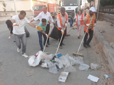 İdil Belediye Eş başkanları  Çöp Toplayıp, Temizlik Yaptı