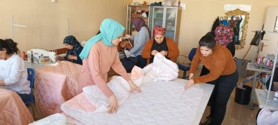 İdil Halk Eğitim Merkezi depremzedelere uyku tulumu dikiyor