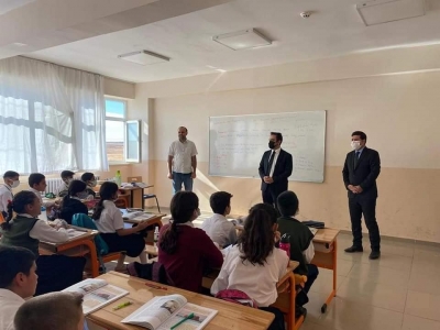 idil Kaymakamı Refik Özsoy okulları gezdi