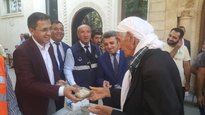 İdil Kaymakamı ve Belediye Başkan Vekili Zafer Sağ Aşure Dağıttı