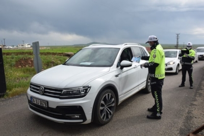 İdil polisi korona virüs ile mücadele kapsamında Vatandaşlara broşür dağıttı