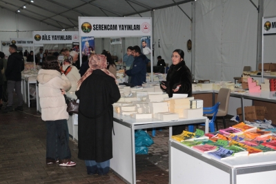 İdil’de Edebiyat Rüzgârı Esti: 6 Günlük Kültür Şöleninde 37 Bin Kitap Okurla Buluştu