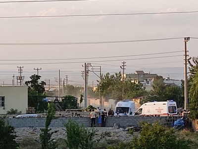  idil'de Kontrolden çıkan araç oyun oynayan çocuklara çarptı 2 Yaralı 