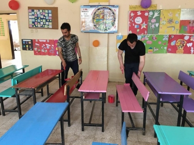 İdil’de Okul Müdürü Ve Rehberlik Öğretmeni  hafta sonu sıra ve masaları boyadı