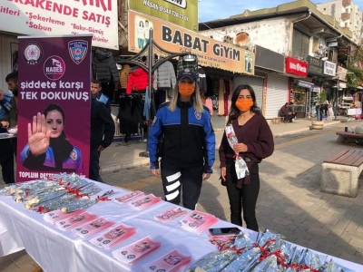 İdil’de Polis ekipleri kadına şiddete dikkat çekerek KADES uygulamasını tanıttı