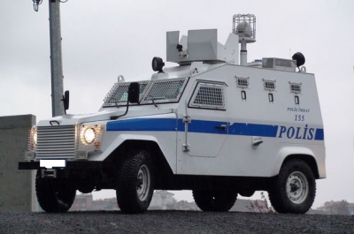 İdil’de Polis zırhlı araçlarından vatandaşlara 'evde kalın' uyarısı