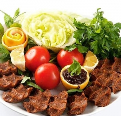 İdil’de Ramazan ayında büyük rağbet gören çiğ köfte tezgâhlardaki yerini aldı.