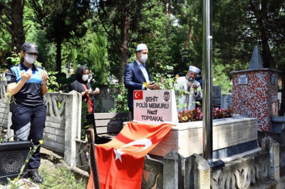 İdil’de Şehit Olan Polis Memuru Nazif Topsakal mezarı başında anıldı